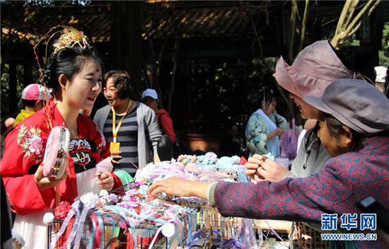 昆明数百名“汉服女孩”共庆花朝节 衣袂飘飘古韵十足 昆明数百名“汉服女孩”共庆花朝节 衣袂飘飘古韵十足