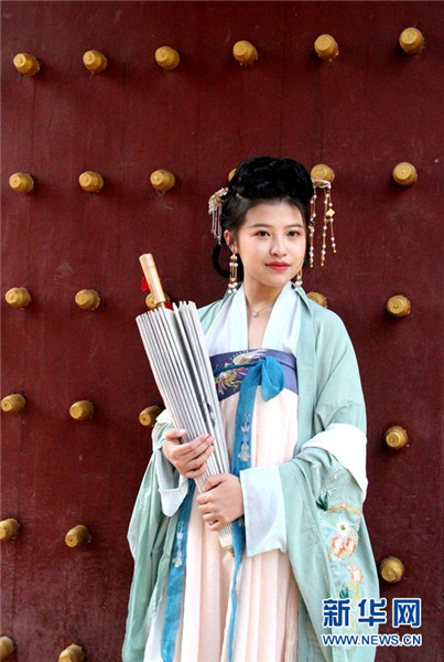 昆明数百名“汉服女孩”共庆花朝节 衣袂飘飘古韵十足 昆明数百名“汉服女孩”共庆花朝节 衣袂飘飘古韵十足