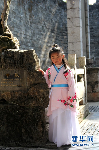 昆明数百名“汉服女孩”共庆花朝节 衣袂飘飘古韵十足 昆明数百名“汉服女孩”共庆花朝节 衣袂飘飘古韵十足
