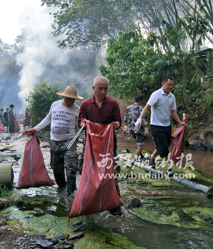 景洪开展“清河行动” 勐养河银河五组段清理垃圾15吨 景洪开展“清河行动” 勐养河银河五组段清理垃圾15吨