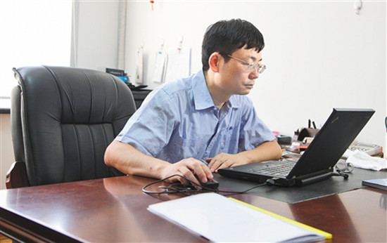 王昭东正在工作。孙潜彤摄 王昭东正在工作。孙潜彤摄