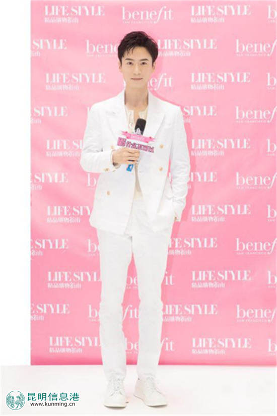 贝玲妃携手演技小生茅子俊 “眉什么不可以”火爆昆明