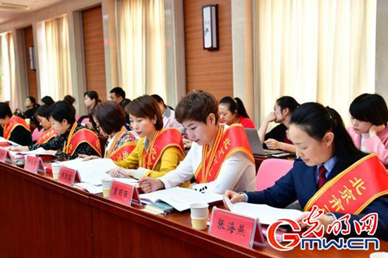 60位通过社会推荐渠道获得北京市三八红旗奖章的优秀女性日前共聚一堂，畅谈立足新征程、建功新时代，希望在本职岗位上做出新的更大贡献。
