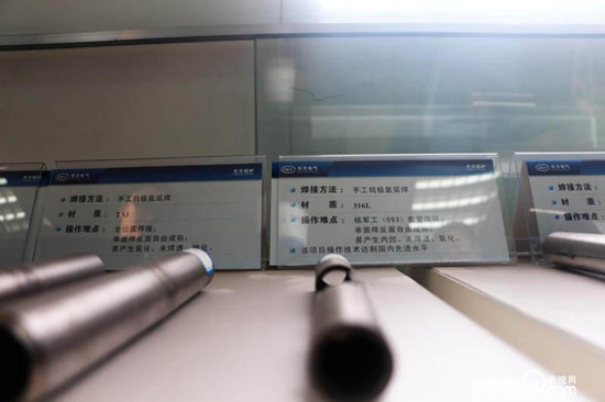 孔建伟和同事完成的核军工部件焊接样品。(记者何川/摄) 孔建伟和同事完成的核军工部件焊接样品。(记者何川/摄)