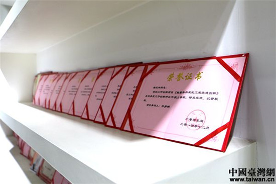 “杨尹渝班组”获得的荣誉证书摆满墙壁,这只是其中的一小部分 “杨尹渝班组”获得的荣誉证书摆满墙壁,这只是其中的一小部分