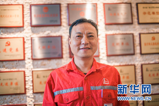 中石化西南石油局采气首席技师邓远平。受访者供图 王平 摄 中石化西南石油局采气首席技师邓远平。受访者供图 王平 摄