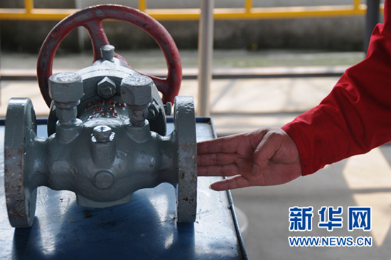 邓远平为记者展示“绝活”——手摸零件辨型号。新华网 聂晨静 摄 邓远平为记者展示“绝活”——手摸零件辨型号。新华网 聂晨静 摄