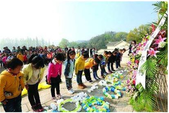 清明祭英烈“走形”更需“走心”