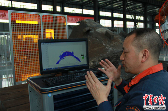 胡明华为学生授课