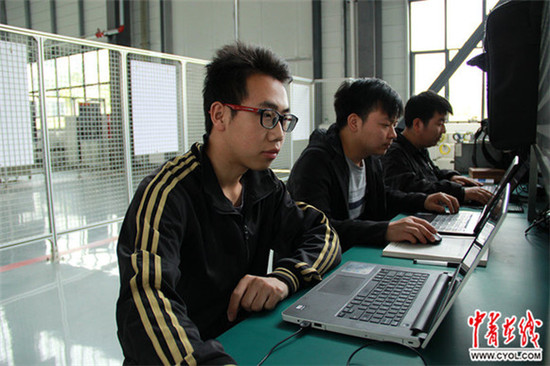 胡明华数控维修团队里的90后