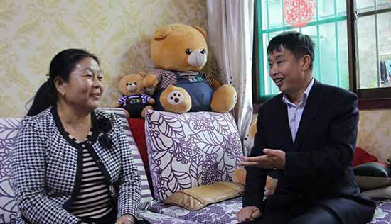 柯小海(右)在村民家中了解情况 柯小海(右)在村民家中了解情况