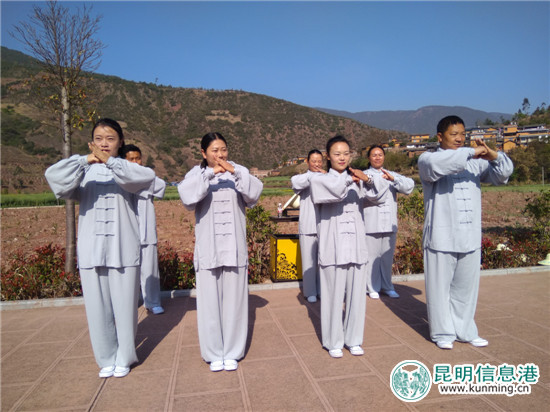 表演之前,先来个集体亮相。记者江枫 摄 表演之前,先来个集体亮相。记者江枫 摄