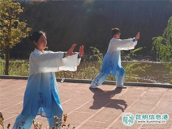 参加表演的人都很投入。图片来自云龙光影 参加表演的人都很投入。图片来自云龙光影