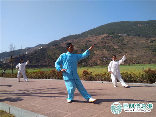 参加表演的有年轻人也有老人,大家都很投入。记者江枫 摄 参加表演的有年轻人也有老人,大家都很投入。记者江枫 摄