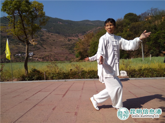 老年表演者在认真地打太极拳。记者江枫 摄 老年表演者在认真地打太极拳。记者江枫 摄