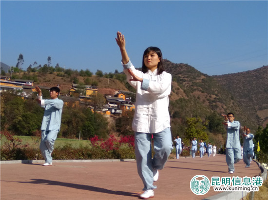 年轻的表演者们招式也很到位。记者江枫 摄 年轻的表演者们招式也很到位。记者江枫 摄