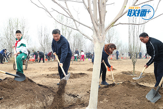 2018年4月2日，习近平等来到北京市通州区张家湾镇参加首都义务植树活动。图片来自：新华社