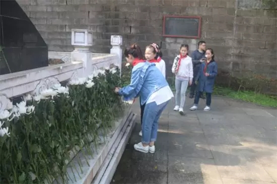 青少年学生敬献鲜花