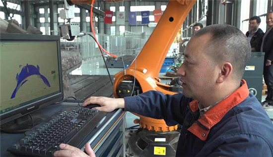 胡明华(右三) 胡明华(右三)