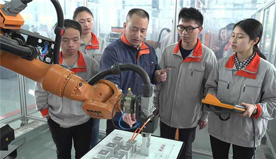 胡明华(右三) 胡明华(右三)