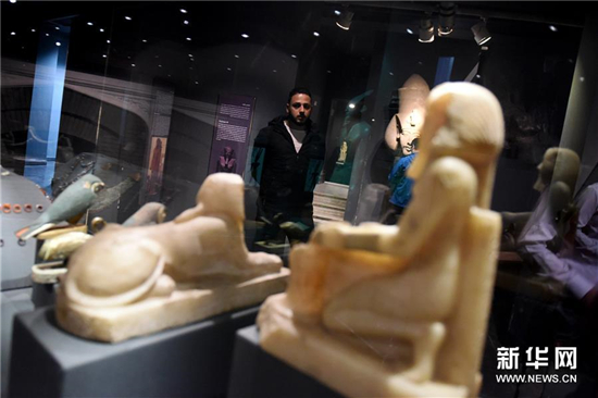 3月12日,游客在埃及亚历山大国家博物馆参观。