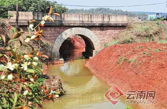 曲靖陆良县“河长制”带来河畅水清