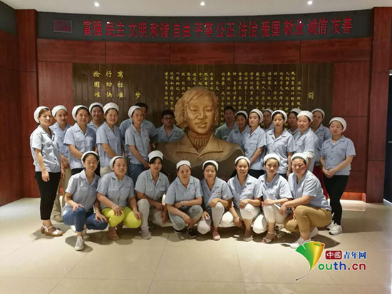 组员在赵梦桃雕像前合影。本人供图 组员在赵梦桃雕像前合影。本人供图