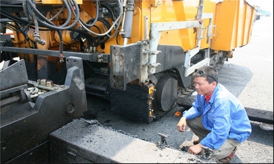 【中国梦·实践者】“上海第一摊”袁学强:40年我就干了一件事,给马路铺沥青 【中国梦·实践者】“上海第一摊”袁学强:40年我就干了一件事,给马路铺沥青