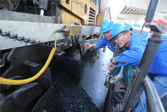 【中国梦·实践者】“上海第一摊”袁学强:40年我就干了一件事,给马路铺沥青 【中国梦·实践者】“上海第一摊”袁学强:40年我就干了一件事,给马路铺沥青
