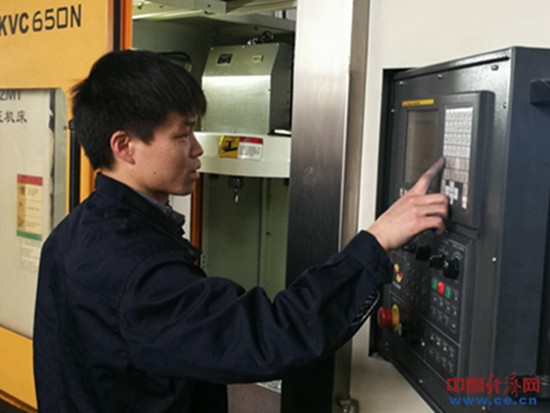 【中国梦大国工匠篇】“青年劳模”付正勇:工匠精神是要带动身边人共同提高 【中国梦大国工匠篇】“青年劳模”付正勇:工匠精神是要带动身边人共同提高