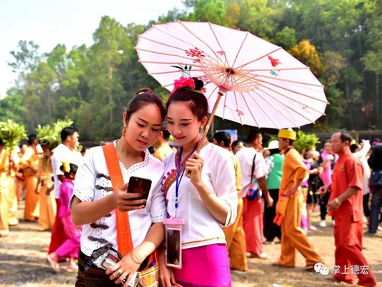 老板 我要请假去德宏过泼水节