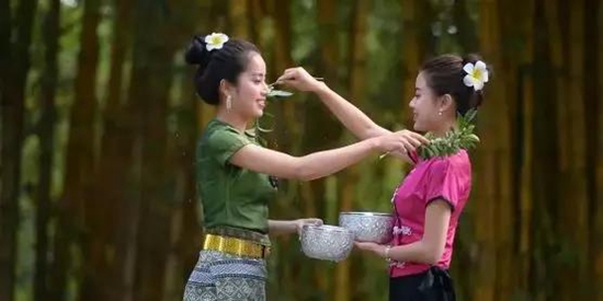 老板 我要请假去德宏过泼水节