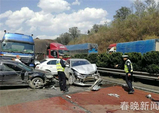 昆楚高速3起事故涉及26辆车 致1人死亡5人受伤