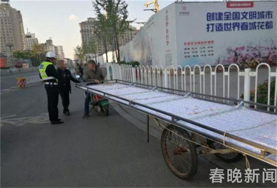 9米“最长”电单车 现身昆明街头被查 9米“最长”电单车 现身昆明街头被查