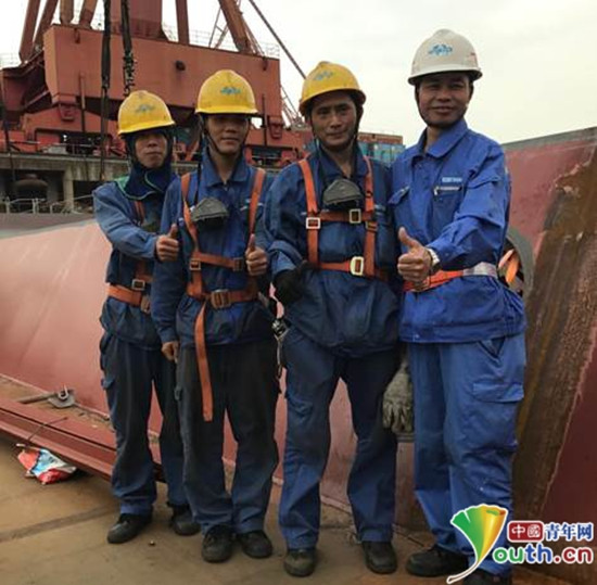 陈庆城与其他工人合照(右一为陈庆城)。中国青年网记者 张瑞宇摄 陈庆城与其他工人合照(右一为陈庆城)。中国青年网记者 张瑞宇摄