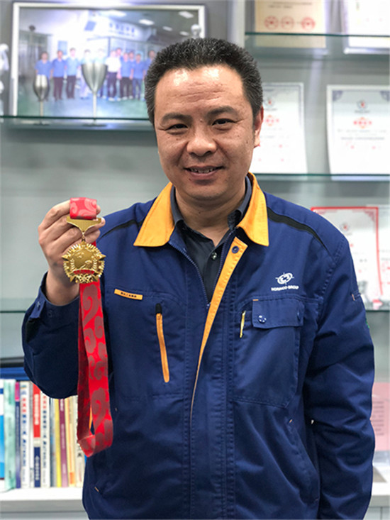 【中国梦·大国工匠篇】朱力:忠诚兵器,用过硬技能带卓越团队 【中国梦·大国工匠篇】朱力:忠诚兵器,用过硬技能带卓越团队