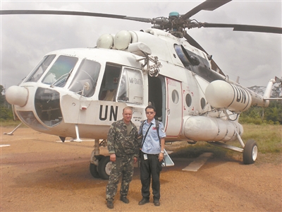 维和警察牛犇(右)和外国同事空中巡逻。 维和警察牛犇(右)和外国同事空中巡逻。