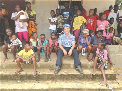 维和期间,陈函和当地社区居民在一起。 维和期间,陈函和当地社区居民在一起。