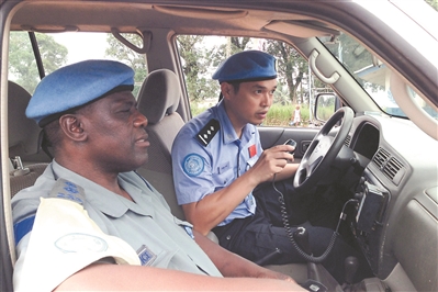 维和期间,陈函(右)参与日常巡逻。 维和期间,陈函(右)参与日常巡逻。