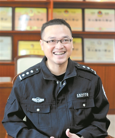 陈函现在东莞公安系统工作。广报全媒体记者葛宇飞摄 陈函现在东莞公安系统工作。广报全媒体记者葛宇飞摄