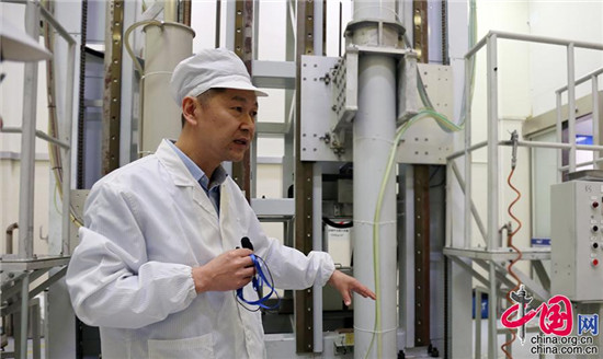 李诗愈向记者介绍高速拉丝工艺。中国网记者 杨楠摄影 李诗愈向记者介绍高速拉丝工艺。中国网记者 杨楠摄影