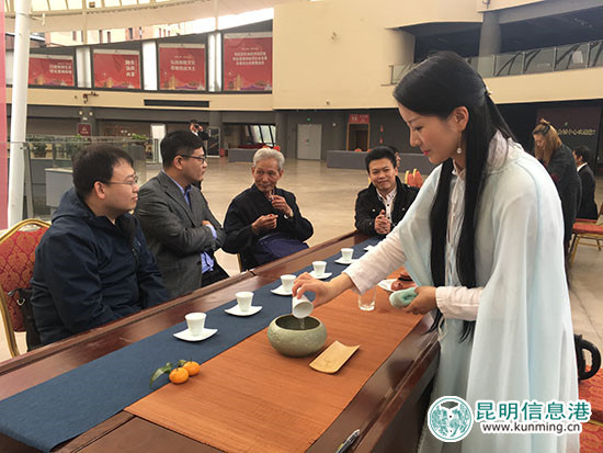 五位茶艺师沏泡普洱春茶 引八方茶客品茶论道