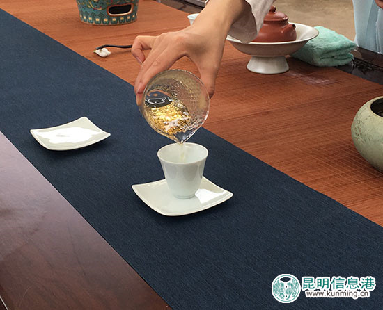 五位茶艺师沏泡普洱春茶 引八方茶客品茶论道