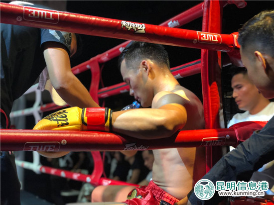 拳手在局间休息。记者马文焘摄