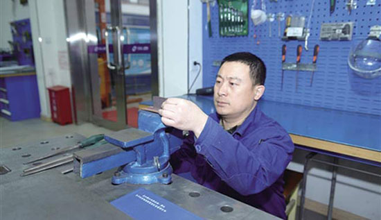 钳工张学海：从0.05毫米的合格走向0.01毫米的卓越匠人匠心