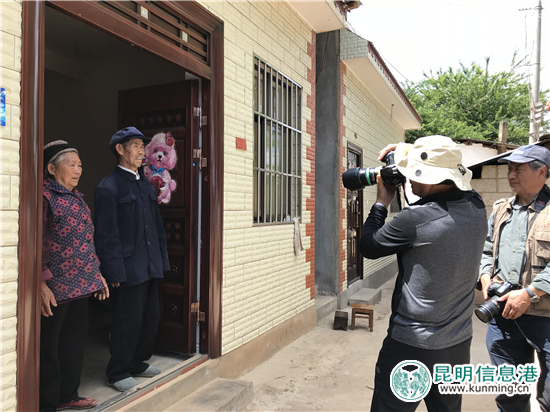 摄影师为杨富贵和老伴拍照