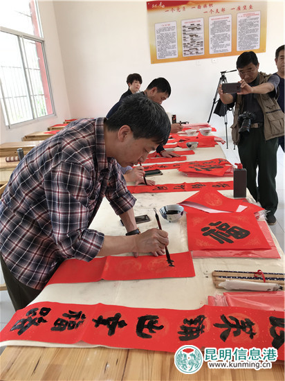 书法家在现场挥毫泼墨