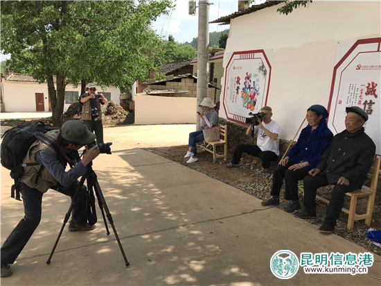 摄影师为村民拍照 