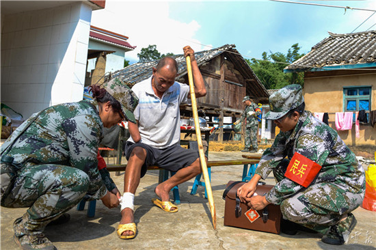 普洱军分区开展“走访边境村寨困难家庭送温暖”活动 普洱军分区开展“走访边境村寨困难家庭送温暖”活动