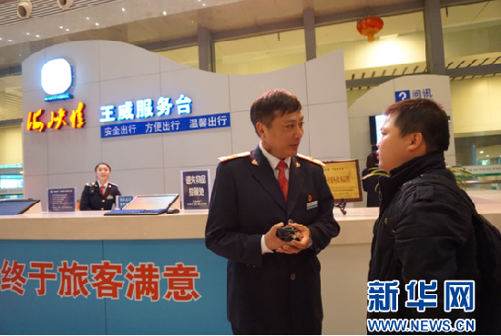 王威在为旅客介绍买票流程 王威在为旅客介绍买票流程